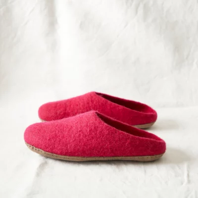 AURA QUE MITA Handmade Felt Slippers – Pomegranate Pink